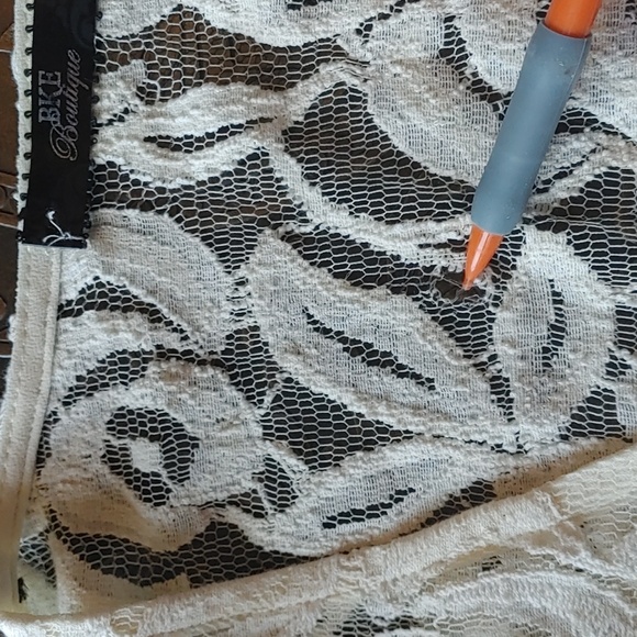 3/$40 BKE Boutique Lace Blouse Size Med - Picture 11 of 12